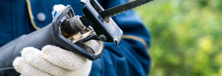 Person hält Stichsäge